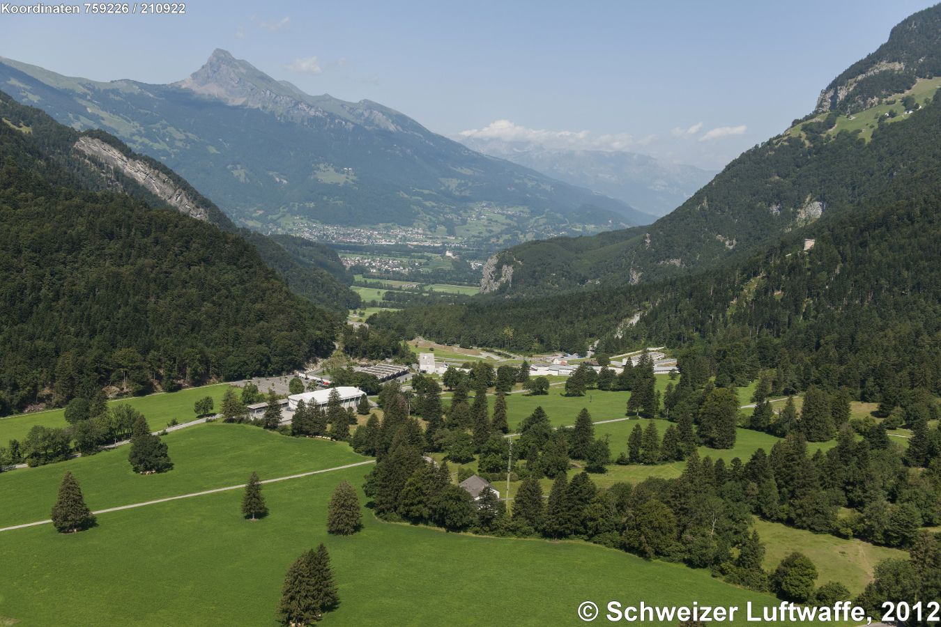 St. Luzisteig (Rätoromanisch: Sogn Gliezi), Blickrichtung Trübbach (CH) und Mäls-Balzers (Fürstentum Liechtenstein). Gebirgszug des Alvier. (2)